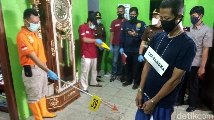 Rekonstruksi pembunuhan empat orang sekeluarga di Rembang, Kamis (4/3/2021).