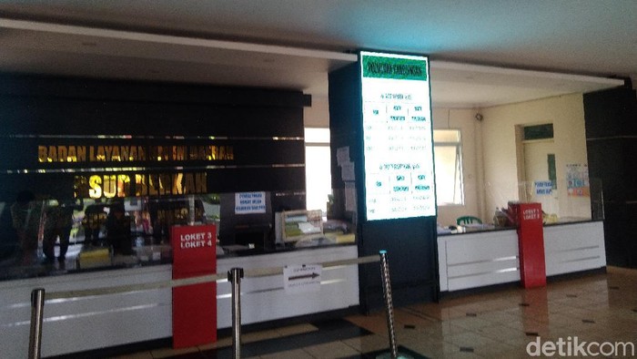 Ruangan Poli Kandungan RSU Berkah Pandeglang harus ditutup setelah 4 tenaga kesehatan (nakes) positif Corona. Penutupan tersebut terhitung mulai dilakukan sejak hari ini hingga waktu yang tidak ditentukan.