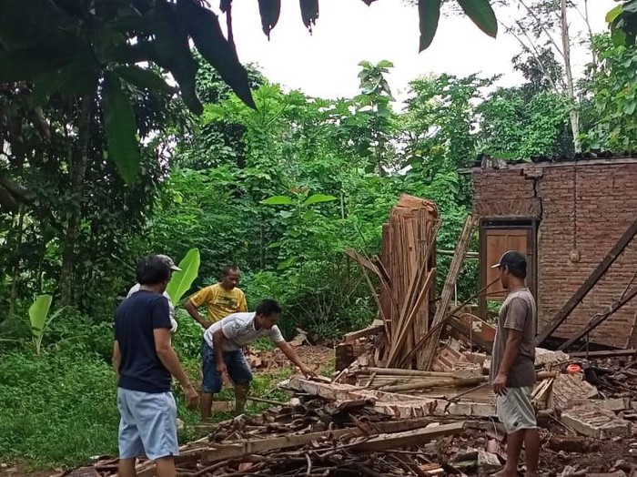 Rumah milik kakek yang hidup sendirian di Jepara roboh, Kamis (4/3/2021).