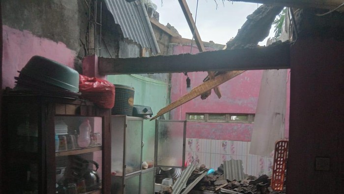 Rumah warga di Bogor rusak akibat diterjang puting beliung.