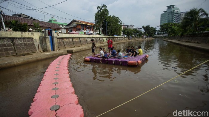 Sejumlah lahan bermain anak di Ibu Kota ditutup guna antisipasi penyebaran COVID-19. Akibatnya tak sedikit anak-anak yang bermain di kali meski berbahaya.