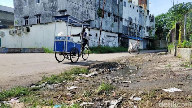Sampah yang sempat menggunung di Jalan Nikel Raya Makassar sudah dibersihkan.