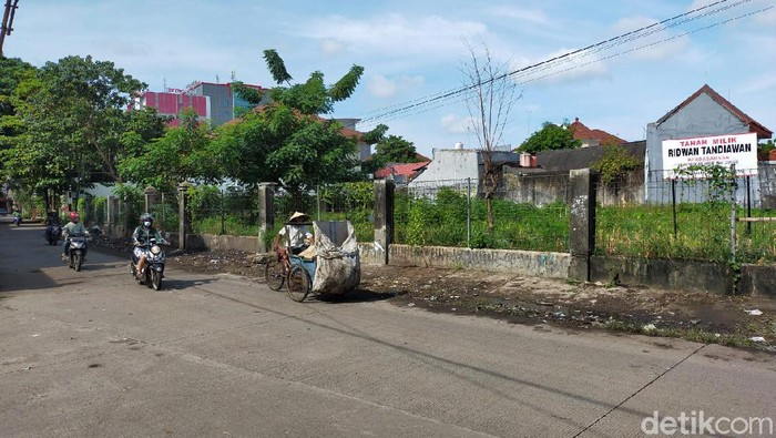 Sampah yang sempat menggunung di Jalan Nikel Raya Makassar sudah dibersihkan.