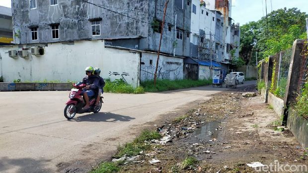 Sampah yang sempat menggunung di Jalan Nikel Raya Makassar sudah dibersihkan.