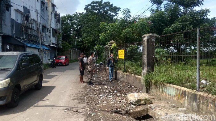 Satpol PP Makassar menjaga lokasi sampah menumpuk di Jalan Nikel Raya (dok. Istimewa).