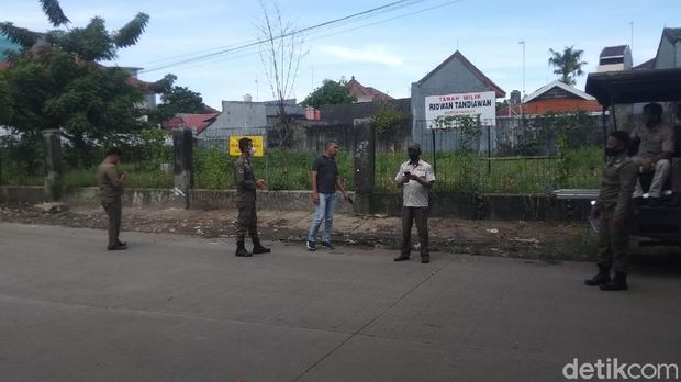 Satpol PP Makassar menjaga lokasi sampah menumpuk di Jalan Nikel Raya (dok. Istimewa).