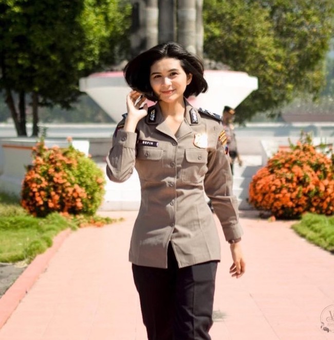 Polwan bernama Briptu Sefin yang viral itu sebelumnya sudah kerap mengunggah foto OOTD atau selfie di akun Instagramnya @sefinnnn. Ia populer di Instagram dengan followers lebih dari 67 ribu. Kepopulerannya membuat warganet penasaran dengan kehidupan pribadinya. Warganet pun ingin tahu pekerjaan ayahnya. Dan Sefin tak ragu mengatakan pekerjaan ayahnya. Foto: Instagram @sefinnnn.