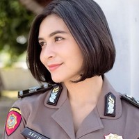 Briptu Sefin mengatakan jika ada acara di Polda, dia ering dipanggil untuk mendampingi Kapolda sebagai penerjemah bahasa Inggris. Selain menempuh pendidikan kepolisian, dia juga menyelesaikan pendidikan S-1 Hukum di Universitas 17 Agustus, Semarang. Dan kini dia sedang sibuk melanjutkan studi S-2 di Universitas Sultan Agung Semarang, Jawa Tengah. Foto: Instagram @sefinnnn.