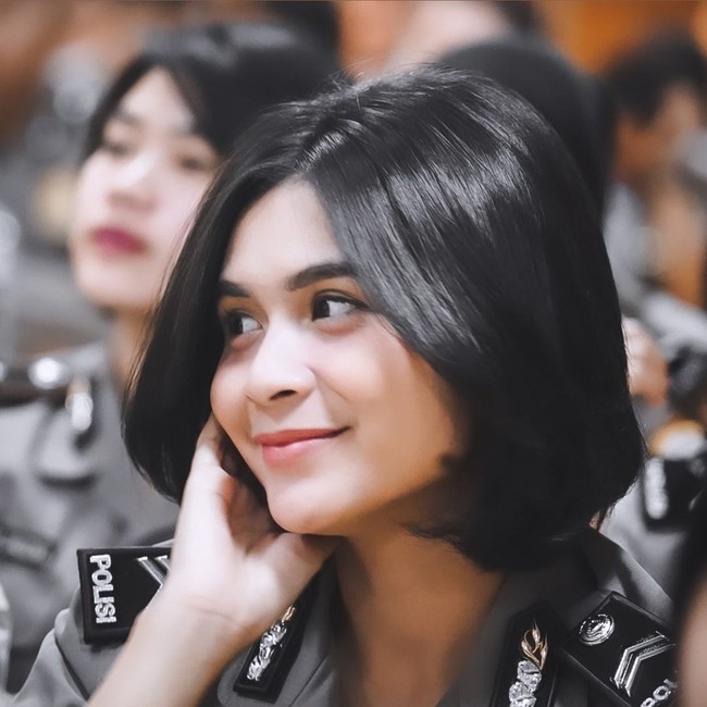 Sefin yang berusia 25 tahun itu mengungkapkan perjalanan kariernya menjadi polisi wanita atau polwan. Sebelum menjadi polwan, dia sempat tertarik kuliah jurusan teknik sipil. Waktu SMA daftar SNMPTN dan diterima di teknik sipil UNDIP semarang, tapi daftar polwan juga, jadi keterima semua akhirnya pilih polwan karena mikirnya kalau sudah kerja kan bisa bayar kuliah sendiri, jelasnya. Foto: Instagram @sefinnnn.