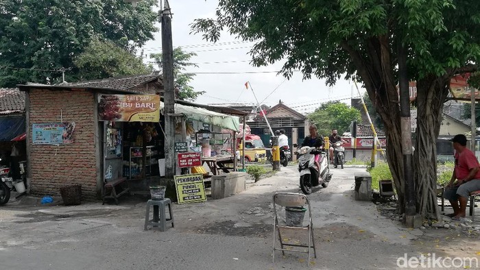 Sejumlah pengendara melintas di perlintasan sebidang di Nayu, Solo, Jawa Tengah, Kamis (4/3/2021).