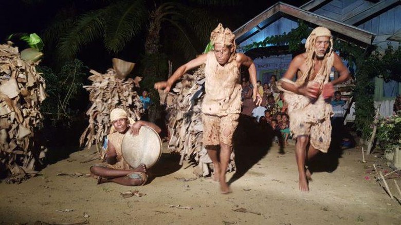 Suku adat di pedalaman Riau.