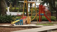 Wahana permainan anak sudah lama tidak digunakan. Spot-spot foto yang biasa digunakan berswafoto oleh pengunjung pun tak lagi ramai.