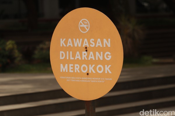 Sebelum pandemi COVID-19 terjadi, Taman Balai Kota Bandung ramai dikunjungi warga setiap harinya. Di kala weekend tiba, ribuan orang lalu lalang di destinasi tengah Kota Kembang ini. Sebelum pandemi COVID-19 terjadi, Taman Balai Kota Bandung ramai dikunjungi warga setiap harinya. Di kala weekend tiba, ribuan orang lalu lalang di destinasi tengah Kota Kembang ini.