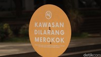 Sebelum pandemi COVID-19 terjadi, Taman Balai Kota Bandung ramai dikunjungi warga setiap harinya. Di kala weekend tiba, ribuan orang lalu lalang di destinasi tengah Kota Kembang ini.