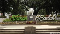 Air mancur Taman Badak pun tak lagi menyemprotkan air.