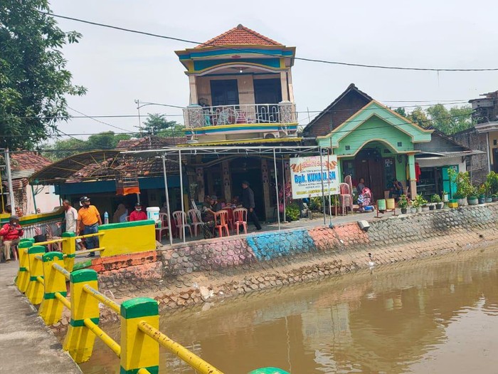 Tasyakuran kepala desa (Kades) terpilih di Sidoarjo dibubarkan polisi. Sebab acara tersebut menimbulkan kerumunan yang rawan terjadi penyebaran COVID-19.