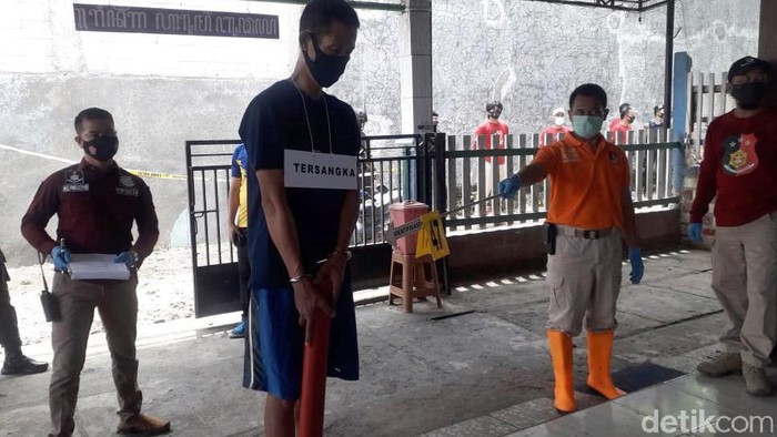 Polisi gelar rekonstruksi pembunuhan 4 orang sekeluarga di Rembang. Tersangka pembunuhan turut hadir dalam rekonstruksi tersebut. Berikut potretnya.