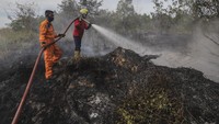 Kebakaran lahan dekat permukiman warga tersebut diduga akibat warga yang membakar sampah. ANTARA FOTO/Teguh Prihatna.
