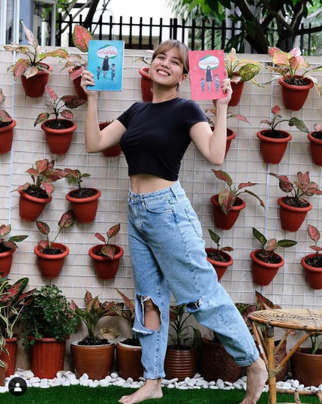 Sukses menurunkan berat badan, Tya Ariestya mengabadikan perjalanan diet dan olahraganya melalui buku berjudul Journey of Fit Tya Ariestya. Akhirnya ku buku kan perjalanan turun hampir 25kg belakangan ini, tulis Tya saat memamerkan bukunya dengan gaya memakai busana crop top yang memperlihatkan perut langsingnya. Foto: Instagram @tya_ariestya