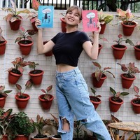 Sukses menurunkan berat badan, Tya Ariestya mengabadikan perjalanan diet dan olahraganya melalui buku berjudul Journey of Fit Tya Ariestya. Akhirnya ku buku kan perjalanan turun hampir 25kg belakangan ini, tulis Tya saat memamerkan bukunya dengan gaya memakai busana crop top yang memperlihatkan perut langsingnya. Foto: Instagram @tya_ariestya