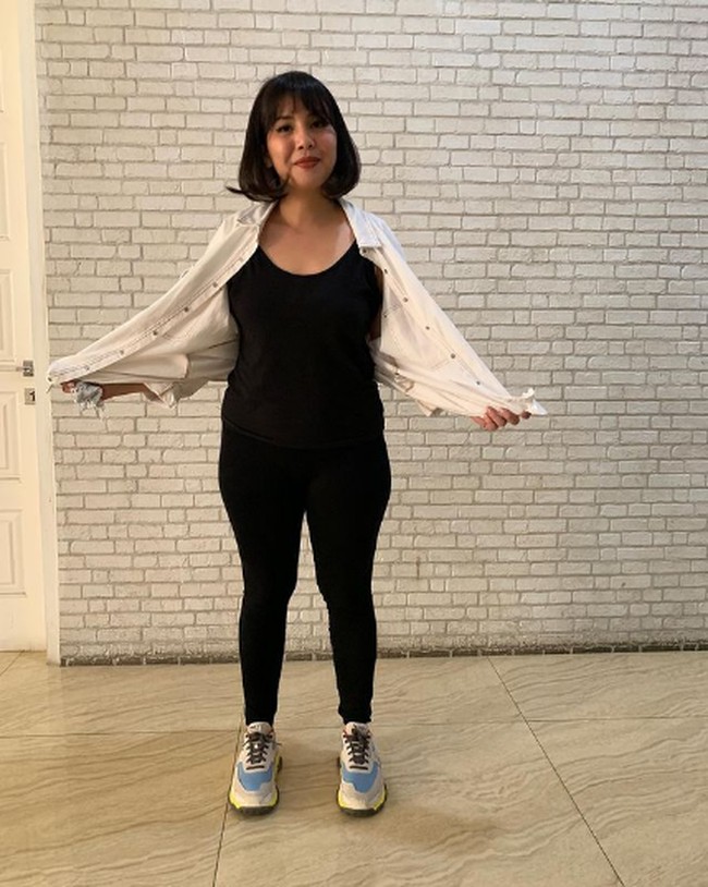 Sudah 2 bulan! Achievement 13kg aku sudah turun, tepuk tangan utk aku sendiri atas konsistensi aku 😍, tulisnya pada keterangan foto yang diunggahnya ke Instagram. Tya memperlihatkan penampilannya saat berat badannya turun 13 kg dalam dua bulan. Foto: Instagram @tya_ariestya