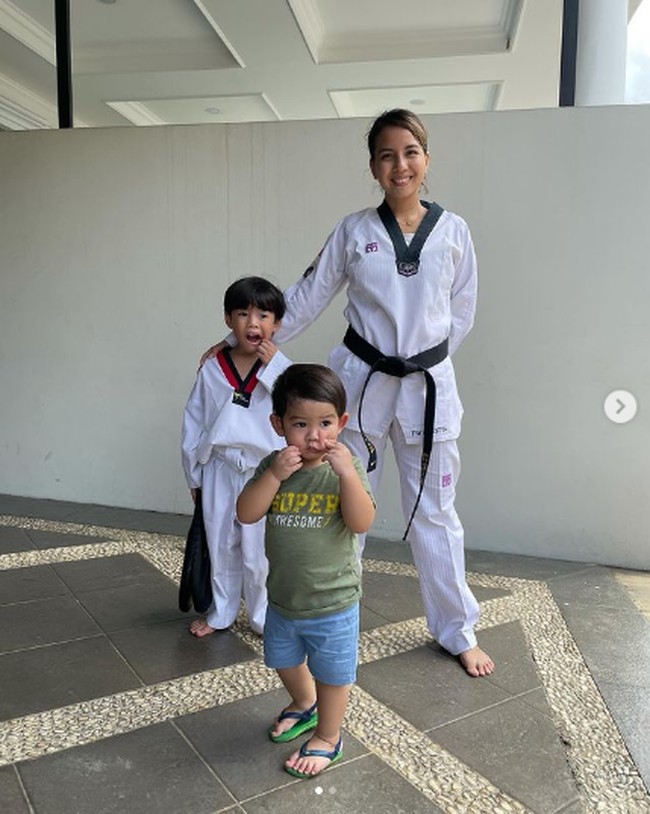 Sukses menurunkan berat badan, Tya Ariestya pun bisa kembali mengenakan baju taekwondo lamanya. Ketika baju Taekwondo jaman dinobatin jadi Duta Taekwondo Indonesia thn 2012 udah muat kembali 😁 Sekarang udah ada buntut nya 2, kata pemain film dan sinetron itu. Foto: Instagram/@tya_ariestya