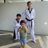 Sukses menurunkan berat badan, Tya Ariestya pun bisa kembali mengenakan baju taekwondo lamanya. Ketika baju Taekwondo jaman dinobatin jadi Duta Taekwondo Indonesia thn 2012 udah muat kembali 😁 Sekarang udah ada buntut nya 2, kata pemain film dan sinetron itu. Foto: Instagram/@tya_ariestya