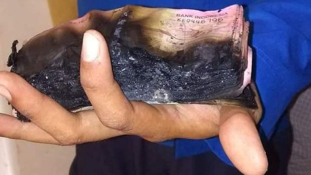 Uang tunai Rp 90 juta untuk tabungan haji warga di Bone tebakar saat rumahnya kebakaran (dok. Istimewa).