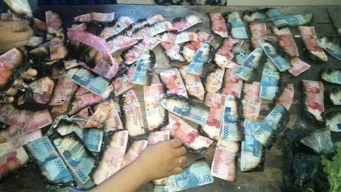 Uang tunai Rp 90 juta untuk tabungan haji warga di Bone tebakar saat rumahnya kebakaran (dok. Istimewa).