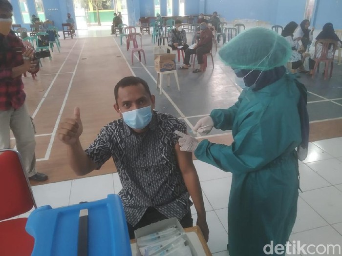 Vaksinasi sejumlah guru di Samarinda (Suriyatman/detikcom)