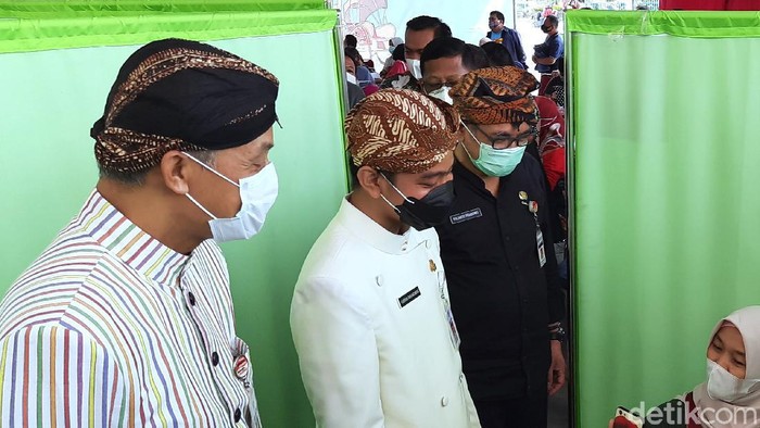 Wali Kota Solo Gibran dan Gubernur Jateng Ganjar Pranowo saat meninjau vaksinasi di Pasar Klewer, Kamis (4/3/2021)