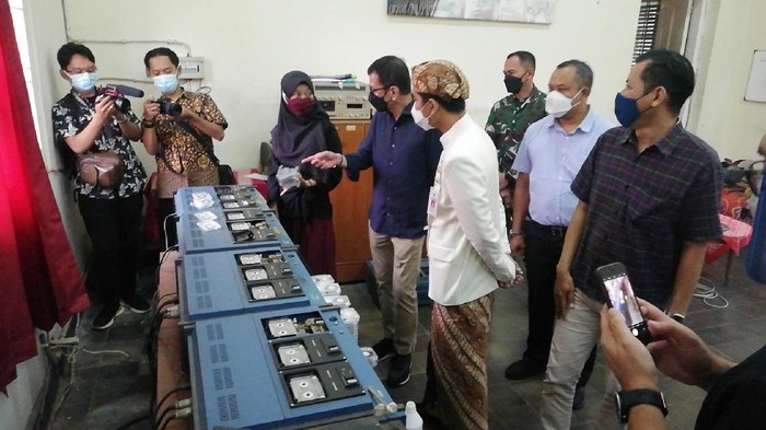 Wali Kota Solo Gibran Rakabuming & Komut Telkomsel Wishnutama blusukan ke perusahaan rekaman musik pertama di RI, Lokananta