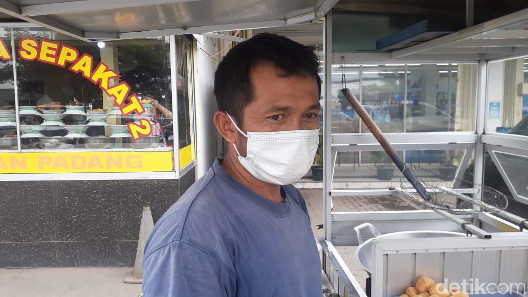 Warga bicara soal Jl Raya Industri di Kabupaten Bekasi yang rusak. (Afzal Nur Iman/detikcom)