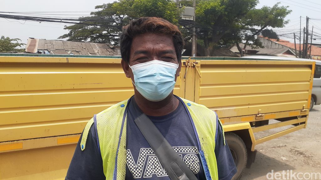 Warga bicara soal Jl Raya Industri di Kabupaten Bekasi yang rusak. (Afzal Nur Iman/detikcom)