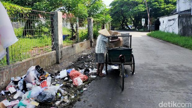 Warga kembali membuang sampah di Jalan Nikel Raya (Ibnu Munsir/detikcom).