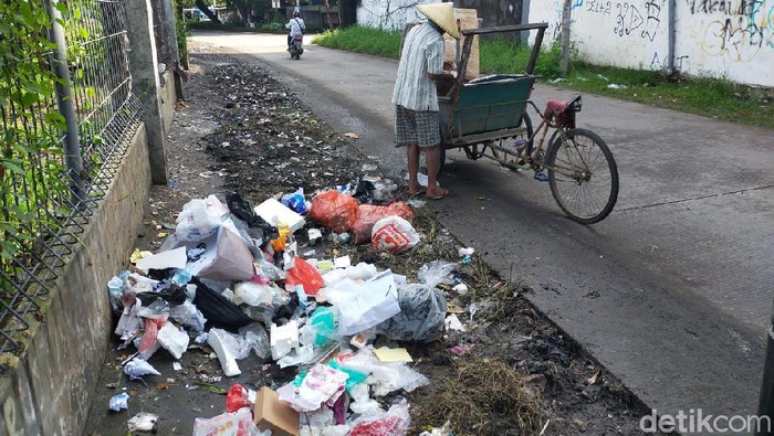 Warga kembali membuang sampah di Jalan Nikel Raya (Ibnu Munsir/detikcom).
