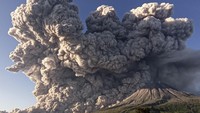 Gunung Sinabung menyemburkan material vulkanik saat erupsi di Desa Kuta Rakyat, Naman Teran, Karo, Sumatera Utara, Selasa (2/3/2021).