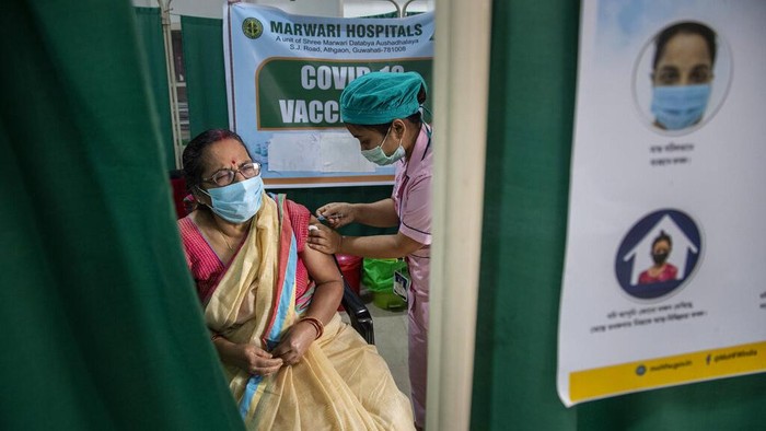 6 Negara Asia yang Laporkan Varian Baru Corona B117 An elderly woman receives the COVID-19 vaccine at a private hospital in Gauhati, India, Thursday, March 4, 2021. The COVID-19 vaccination drive for senior citizens and those above 45 years of age with comorbidities began in government and designated private hospitals in Gujarat on Monday along with the rest of the country. (AP Photo/Anupam Nath)
