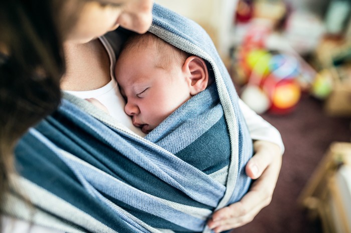 ilustrasi gendongan bayi baby wrap.