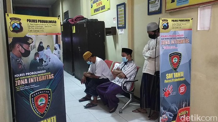 Sekelompok warga mengambil paksa jenazah pasien yang memiliki gejala COVID-19 di Probolinggo. Empat di antaranya kini telah menyerahkan diri ke polisi.
