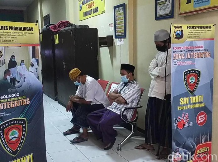 Sekelompok warga mengambil paksa jenazah pasien yang memiliki gejala COVID-19 di Probolinggo. Empat di antaranya kini telah menyerahkan diri ke polisi.