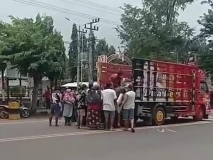 Ada aksi ambil jenazah pasien bergejala COVID-19 di Probolinggo. Puluhan warga dan keluarga pasien datang ke rumah sakit menggunakan truk.