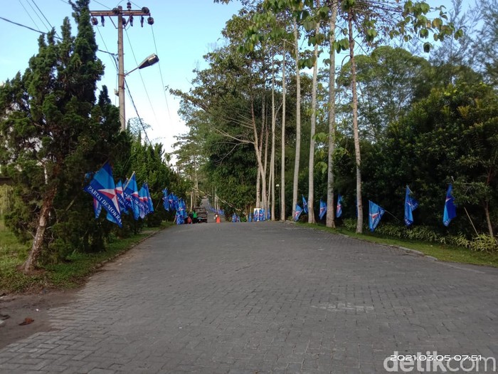 Perhelatan politik yang menamakan diri Kongres Luar Biasa (KLB) Partai Demokrat (PD) bakal digelar hari ini di Sumatera Utara. Arena KLB tersebut dijaga ketat.