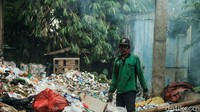 Di samping itu, terdapat tempat pengolahan sampah. Sampah dibakar di incinerator dan asapnya diserap daun bambu yang ada di lokasi. (Foto: Andhika Prasetia/detikcom)