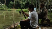 Area pemancingan juga terdapat di Hutan Kota Pesanggrahan Sangga Buana. (Foto: Andhika Prasetia/detikcom).