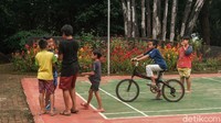 Halaman depan hutan kota pun ada lapangan yang dimanfaatkan anak-anak sekitar untuk bermain. (Foto: Andhika Prasetia/detikcom)