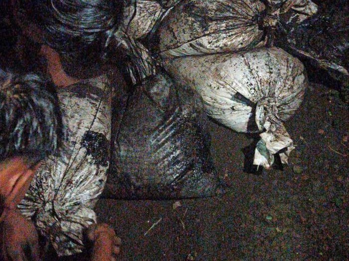 Belasan karung limbah dari pabrik di Bandung dibuang ke Cianjur