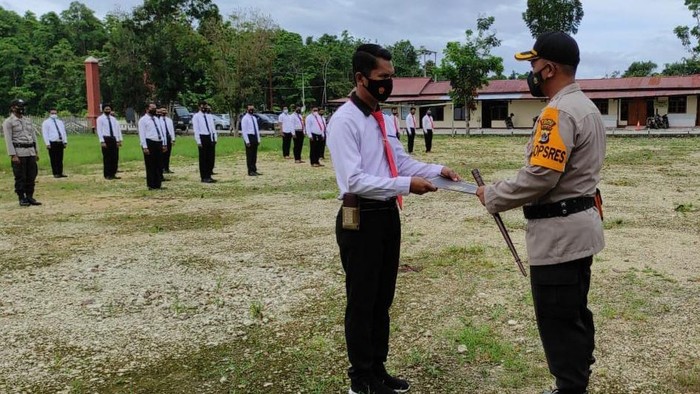 Bripka La Amin salah satu anggota Polres Keerom diberi penghargaan dari Kapolri Jenderal Listyo Sigit Prabowo (Dok Polda Papua)