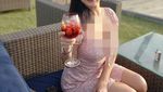 Cantik dan Seksi! Pose Tante Ernie Saat Ngemil dan Nikmati Floating Breakfast