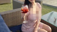 Minum cocktail buah sambil ditemani beberapa makanan ringan. Tante Ernie bikin iri followersnya dengan foto-fotonya saat liburan. Foto: Instagram @himynameisernie